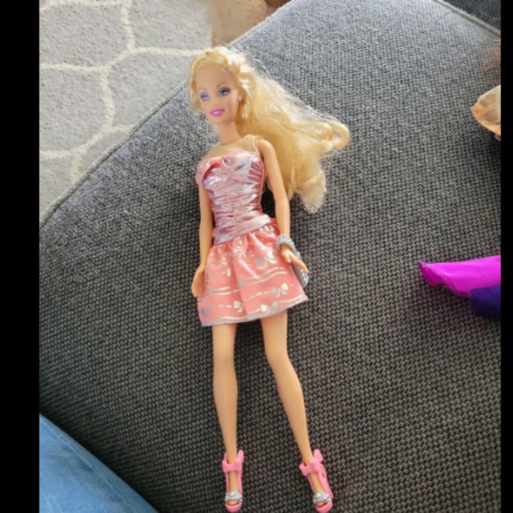 Barbie with party dress, shoes and purse. 1998